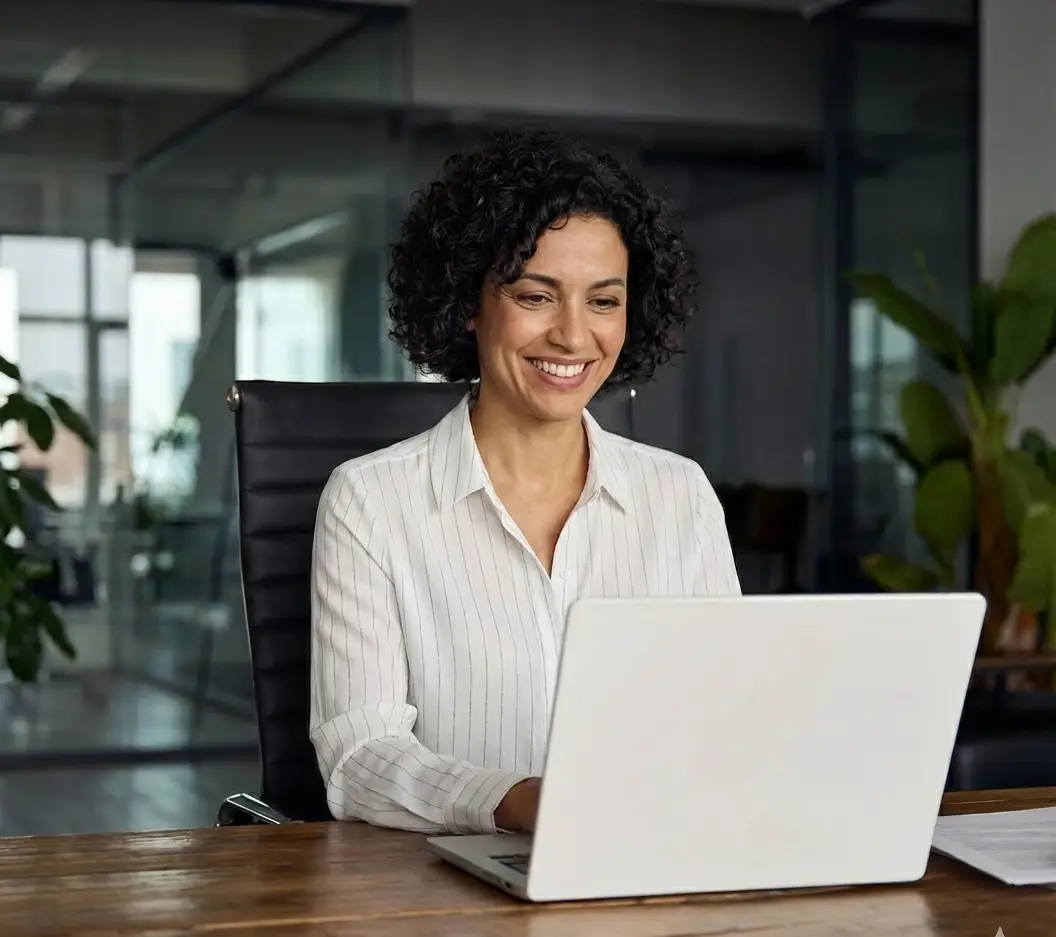 carento_fleet manager_kundin_vor laptop_lächelnd